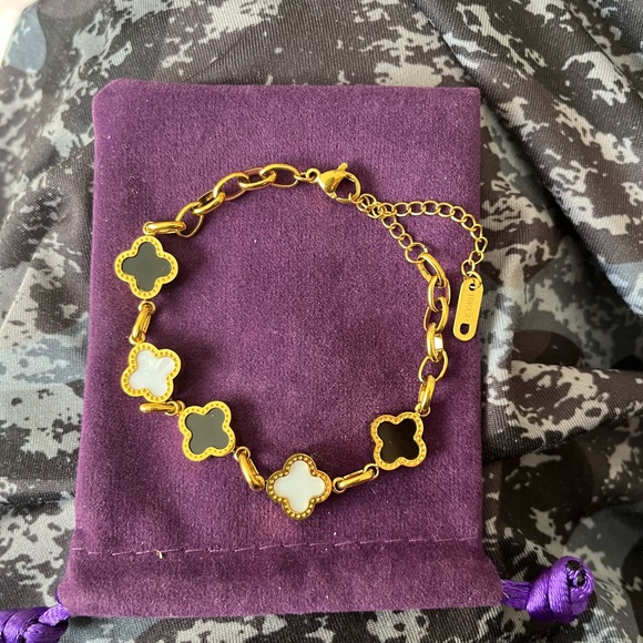 Gold and Black Clover shaped Bracelet 18k plated - Picture 4 of 4